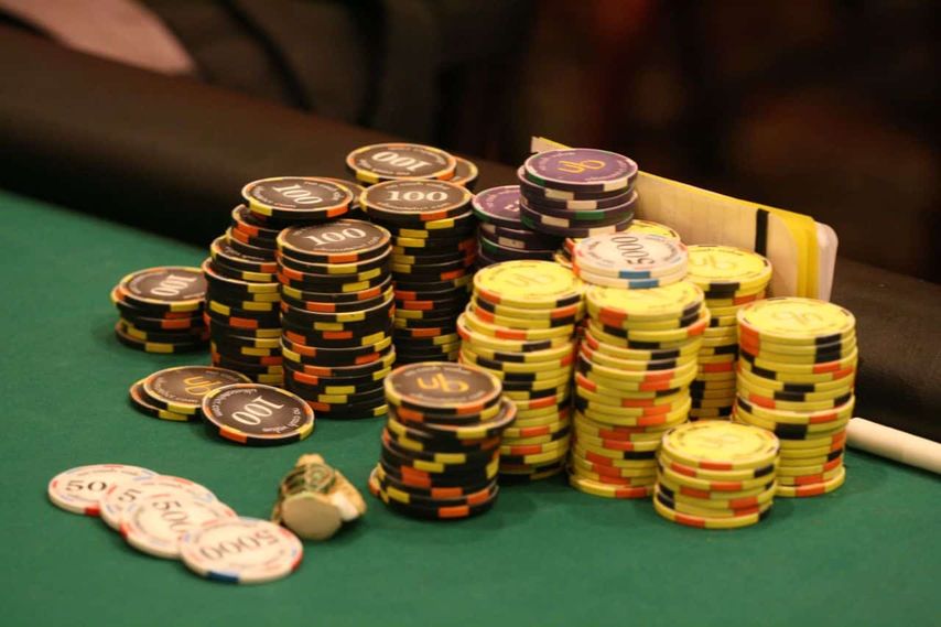 Veja as diferenças entre torneios de poker regular, turbo e hyper