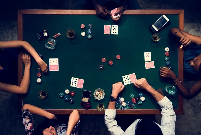 Mesa de pôquer. sala de poker online. baralho completo de cartas