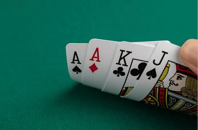 Aplicativo transforma iPhone em baralho virtual para jogo de pôquer