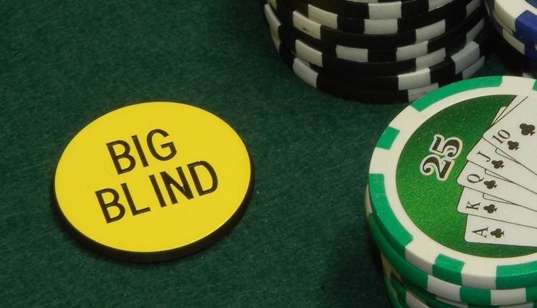 Do que se trata o small e big blind no poker
