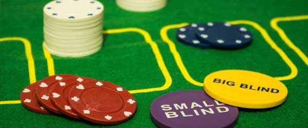 Do que se trata o small e big blind no poker