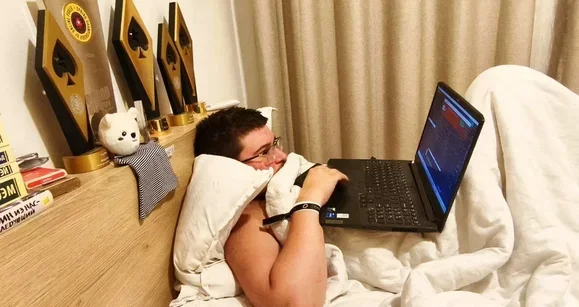 Vencedor da Leaderboard do SCOOP 2025: "Cravando MTTs deitado na cama com um notebook"