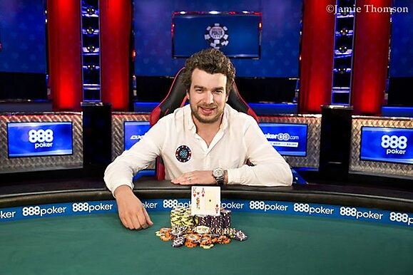 A mão que  Chris Moorman perdeu mais da metade do seu stack antes de ganhar seu 1º bracelete em 2017