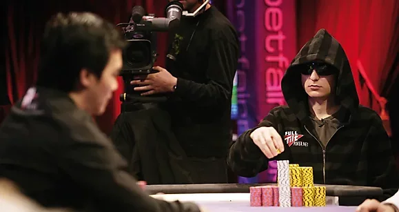80 xícaras de chá, 22 horas na mesa e quase 500 mãos: relembramos a vitória de John Juanda no Main Event da WSOPE 2008