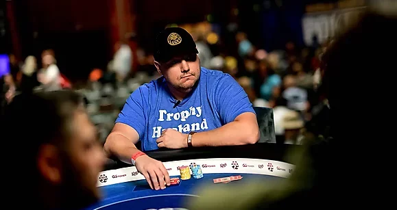 Redes Sociais: Shaun Deeb sabe como atrair quadras e outras notícias rápidas do poker