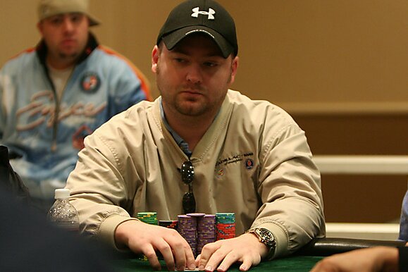 Acusado de trapaça, Mike Postle joga torneio disfarçado e é eliminado com slowroll