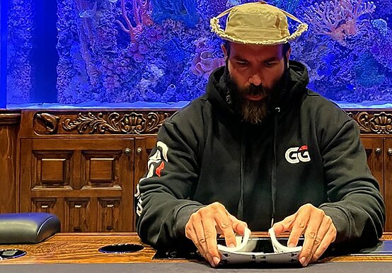 Como Kornut treinou Bilzerian para ganhar mais de $10 milhões: uma análise das redes sociais