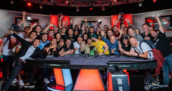 Brasileiro Yuri Martins Dzivielevski conquista terceiro bracelete da WSOP na carreira