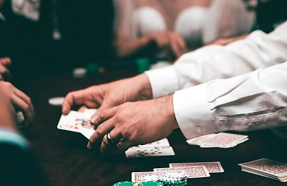 Seis cartas no bordo, ases foldados, stack roubados e outros erros de dealers