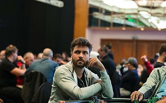 Vinicius Steves conquista 26º bracelete do Brasil na WSOP