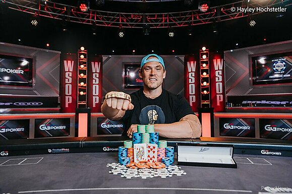Relembrando a WSOP 2022: o primeiro bracelete e o recorde pessoal de Alex Foxen