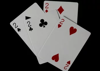 O 2 é a carta mais subestimada no poker? Lições de GTO sobre os duques