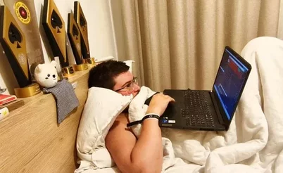 Vencedor da Leaderboard do SCOOP 2025: "Cravando MTTs deitado na cama com um notebook"