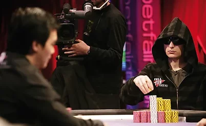 80 xícaras de chá, 22 horas na mesa e quase 500 mãos: relembramos a vitória de John Juanda no Main Event da WSOPE 2008