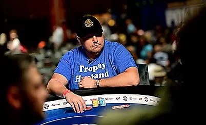 Redes Sociais: Shaun Deeb sabe como atrair quadras e outras notícias rápidas do poker