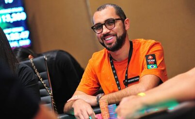 Rafael Moraes: "Chegou a hora de virar profissional no poker?"