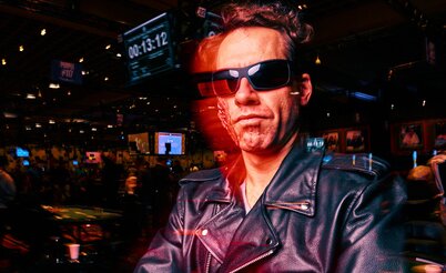 Daniel Cates encarna o Exterminador do Futuro em busca de tricampeonato na WSOP