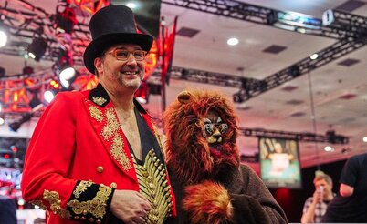 Phil Hellmuth traz o circo para a WSOP em sua entrada no Main Event