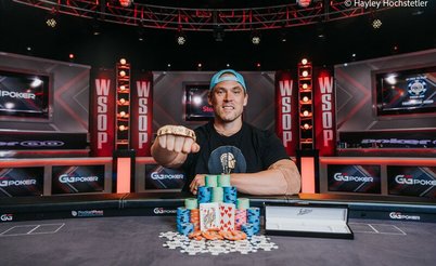 Relembrando a WSOP 2022: o primeiro bracelete e o recorde pessoal de Alex Foxen