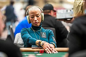 Ebony Kenney, profissional do ACR, é pega usando o GTO Wizard durante torneio