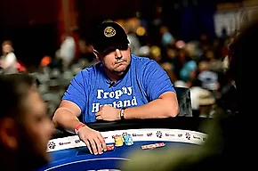 Redes Sociais: Shaun Deeb sabe como atrair quadras e outras notícias rápidas do poker