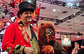 Phil Hellmuth traz o circo para a WSOP em sua entrada no Main Event