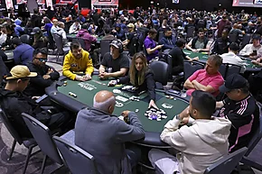 Dia 1A dos Main Event tem duas eliminações logo na primeira mão