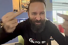 “200.000 pessoas assistindo você agir como um idiota”, diz Ivey sobre o vlog de Negreanu