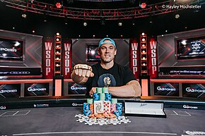 Relembrando a WSOP 2022: o primeiro bracelete e o recorde pessoal de Alex Foxen
